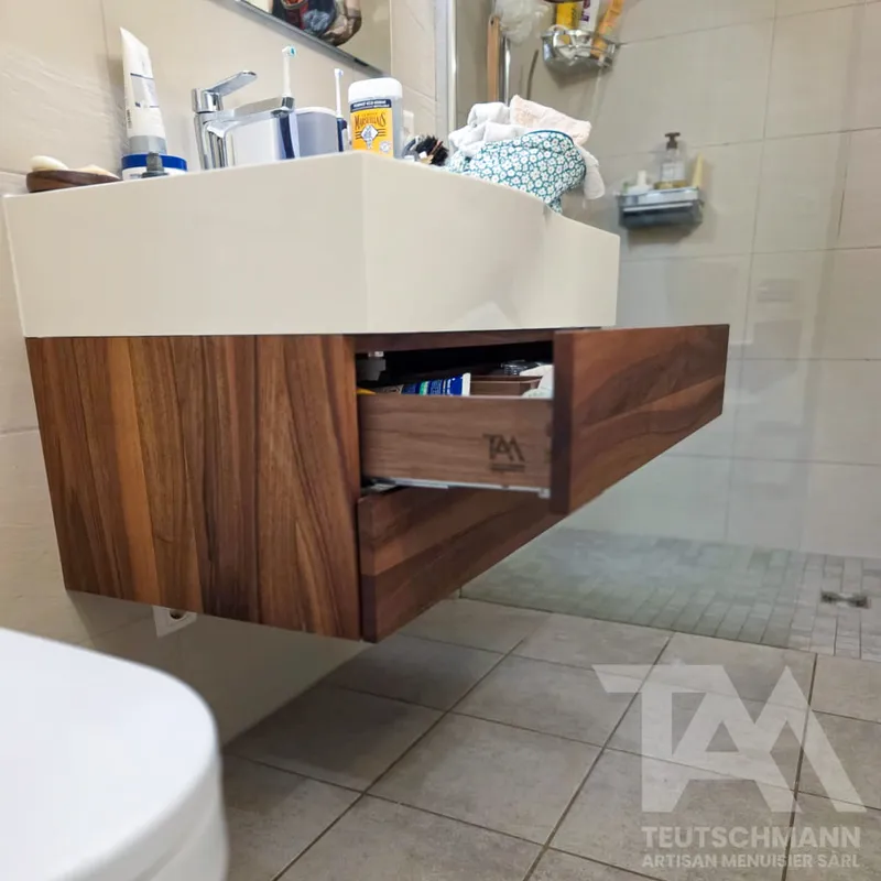 Meuble de salle de bain sur mesure en bois massif avec ralentisseur